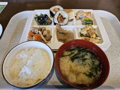 おはようございます。2日目の朝食はホテルのバイキングです。
新潟の郷土料理もたくさんあって、おいしくて食べすぎてしまいました！＼( 'ω')／