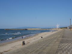 新発田市の藤塚浜海水浴場でちょっと停まって、歩いてみました。