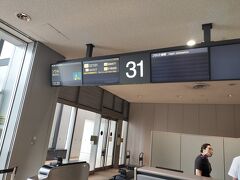 成田空港から出発します。今回はアシアナ航空で韓国経由でウズベキスタンにまいります。