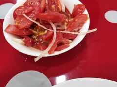 ウズベキスタンで有名な大衆食であるうどん風麺を食べさせてくれるお店です。チェーン店でTashkent以外にも店舗があります。トマトがいっぱいのサラダも嬉しい。