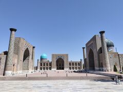 サマルカンドだけでなく、ウズベキスタンのハイライトと言っても過言ではないでしょう。その大きさと美しさに圧倒されること間違いなしです。