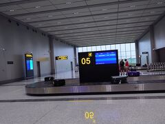 新シェムリアップ空港。
びっくりするくらい人がいない。

空港の外もびっくりするくらい何もない。
知らない人の車に乗る気分になれない場所・・・。
事前にホテルに迎えを頼んでいてよかった。（35ドルでした）