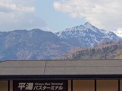 続いて、年末年始に宿泊した平湯温泉に立ち寄り、バスターミナルで部屋呑み用酒類を調達…

相変わらず、笠ヶ岳がカッコいい(^^)