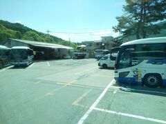 長野原町界隈を進みJRバス長野原支店前に到着。予想以上の渋滞で時間が押したため、連続運転業務の法令、コンプライアンス遵守によりバスの運転手がこちらで交代です。