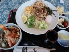 お腹が空いていたので、豪雪うどんの牛肉温玉ぶっかけと、ミニ天丼をいただきました。