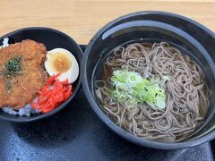 両津ターミナルののりば食堂で、そばカツ丼セットを食べました。カツ丼は新潟名物タレカツ丼で、しっかりとした肉で美味しかったです。蕎麦も不揃いな切り方が美味しそうでした。しかも800円くらいと激安。お腹いっぱいになり、大満足でした。