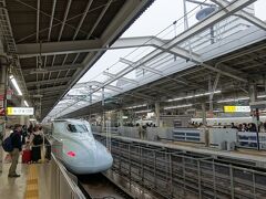 　九州新幹線では、島内ローカルの「つばめ」に対して、大阪直通の「さくら」の存在感が大きいです。しかし新大阪駅では、端の２０番線に追いやられ脇役の存在。