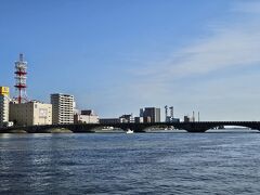 信濃川やすらぎ堤を走ります。萬代橋が見えます。
ちょっと逆光だけど。