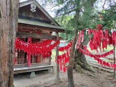 赤の布が印象的な寺院。縁結びの御利益があるようです。