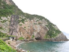 【崖の下　海の上　徳浜展望所】15:00

鎌倉時代の大地震で出来たといわれている断崖です。
トンネルは1968年にはできていたそうです。