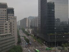 ホテルの部屋から望む早朝6時のソウル市内
道路は早くも渋滞