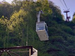 宿を早めにチェックアウトして新穂高ロープウェイ乗り場へ来たつもりでも、既に沢山の観光客が乗り場に行列を作っています(-_-;)

あと３０分遅かったら、第１ロープウェイの駐車場が満車でヤバかったかな…

まずは新穂高温泉駅から第１ロープウェイに乗り、鍋平高原駅まで登ります(^^)

第１ロープウェイは全長５７３m、標高差１８８mを４分で結ぶ、ウォーミングアップな感じ…