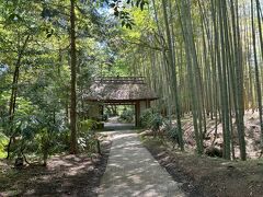 とらや入口。店舗までに散策路があり、竹林や池など、自然を楽しめます。