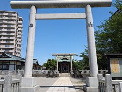 マンションが立ち並ぶ静かな街並み
大きな建物に埋もれるようにしてある胡録神社
鳥居の端によってお辞儀してから去っていく人を見かけて、ちゃんとしたお参りする人がいるんだなと、少し意外に思いました