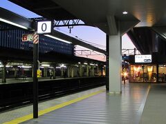 京都に戻りました。
これがウワサのゼロ番線か。
元々は訓練用でしたっけ。
今はホームが足りないので、普通に運用されているようですね。