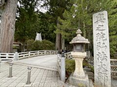 ケーブルカーの高野山駅からさらにバスに乗り一番行ってみたかった奥の院へ。高野山が思ったより広くて日帰りで全部めぐるのは無理でした。弘法大師が迎えに来てくれているというここから歩いて向かいます。