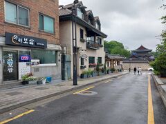 ロンドンベーグルミュージアムと同じ通りにあるチョナ　ポッサム。
https://maps.app.goo.gl/irKySU3hwyphXK6A7

この近くでポッサムと言えば「チョンダムン　ポッサム」がすごく有名だけど、YouTubeで見かけたこちらへ。

北村韓屋村のすぐ脇なのでめちゃ観光エリアなんだけど、お客さんは地元の人だけ。韓国語しか通じないけど、メニューは1種類しかないから問題なし。