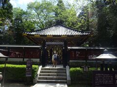 そしてコレが瑞鳳殿、
仙台藩初代藩主・伊達政宗公の墓所！

1636(寛永13)年、70歳で亡くなった
伊達政宗公の遺命によリ、
翌年、忠宗によって造営されたヨ。
1931(昭和6)年にて日本国宝に指定。
