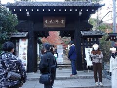 　太い角材で組まれた山門。常寂光寺の開創は意外に新しく江戸時代初期の慶長年間。