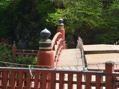 浅草から1時間49分で東武日光に着きました。
急行・各停乗継ぎよりも65分早いです。
コックピットラウンジ、なかなか快適でしたよ。
広々として居心地も良く、プレミアムシートよりも価値があります。
限定品が優先購入できるという特別感もあります。
以前DRC（デラックスロマンスカー）の頃、浅草ー東武日光ノンストップで1時間４０分でしたがその頃よりスピードアップされていません。
北千住、春日部、栃木、鹿沼と停車駅が増えた分、現在も9分遅くなったままです。

今年3月までは4人席が800円だったそうですが、ダイヤ改正から一気に2000円に上がりました。
東武鉄道ではSL大樹とスペーシアXの特別座席が稼ぎ頭になるようです。