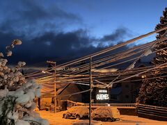 ５月５日

一晩じゅう雪が降り続きました。坂道が多いので安全に歩けるか路面が気になります。