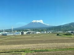 今年の連休は毎日五月晴れ、真夏日になるとの予報も出ています。
上りの新幹線の車窓から富士山の姿もはっきり見えました。
今日は午後１時の開演に間に合えば良いので、こだま号でゆっくりの出発でしたが、指定席はほぼ満席です。