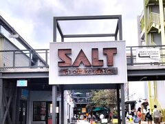 AM9:40。「SALT」に到着。
(カカアコファーマーズマーケットから歩いて約10分もかからず到着)

今や地元の人達のみならず観光客にも人気の複合施設。

ちなみに「SALT」という名前は・・・
かつて昔、カカアコ一帯にハワイアンの塩田が点在していたことから名付けられたんだそう。