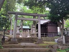三宿神社の境内は多聞寺（廃寺）の跡地の一部を利用しており、1885年（明治18年）に多聞寺の伽藍であった毘沙門堂の前に拝殿を増築して三宿神社としました。
奉納される神楽にたぬきの恩返しの物語があるそうです。
ちなみに私と双子の妹（友人）はタヌキツインズと言われています。