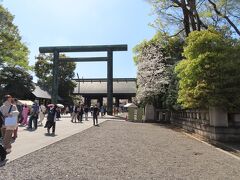 お参りはしないで　
外堀を目指して　
歩き続けます　
飯田橋駅から乗車しようと考えていたからです