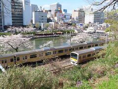 JR総武線（中央線普通）と飯田橋駅

総武線は一応お茶の水迄かもしれない
中央線の普通列車がお茶の水スタートかもしれない