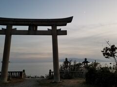 航海安全・大漁・縁結び祈願、と今も多くの人が訪れますが、

かつて東郷平八郎が先勝祈願に訪れて以来、
歴代･連合艦隊司令長官が海から参拝するという顔も併せ持つ神社です。
鳥居の扁額の謎が解けた( ´-ω-)σ