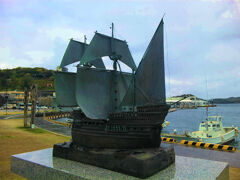 平戸港とポルトガル船のモニュメントマがマッチしています