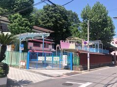 《王子稲荷神社》平日と土日祝日では、入口が違ってきます。その基準となるのが、「王子稲荷神社」に併設されている「いなり幼稚園」です。