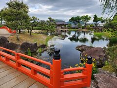 まずは紫式部公園へ。
結構本格的な寝殿造りの平安朝式庭園です。

昭和50年代後半に都市計画の一部として作られたそうですが、入場無料でこれだけのものを何十年もきれいに維持しているのがすごい！！！
