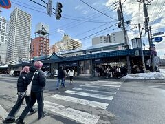 【サッポロ、二条市場】

まだ、早朝なのだが、何やら観光客が既にワサワサいる模様...