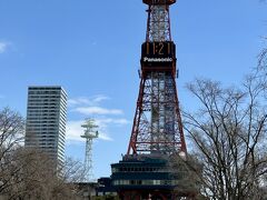 【サッポロ、散歩】

更に進んでいくと、大通公園に到着...ここはまだ雪が積もっている....外国人観光客（多分、雪を見た事がない？）たちは大喜び！

思い思いのポーズで写真撮影に興じている。