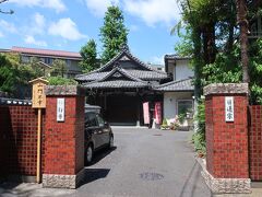 妙行寺というお寺がありました。江戸幕府10代将軍である徳川家治により赤門の称号を頂き、幕府より認められた赤門寺として有名なんだそうです。