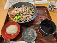 ここしかやってない、ってくらいだったのですが、永平寺そば極でランチ。
お土産屋さんの２階。

辛味大根100％のおろしそばをいただきました。
十割そばで歯ごたえしっかりタイプ。
おいしかった。

他にやってる店がなかったためか、永平寺で見かけた人をここでも見ました。
