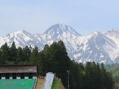 ホテルの中庭（PLAZA)からは雪形が残る綺麗な妙高山の山様を見ることができます