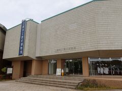 美術館前の駐車場を挟んで反対側には上越市立歴史博物館があります。常設展では春日山城、福島城、高田城など上越市の歴史に関わる資料が展示されてました