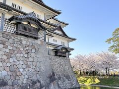 金沢城から21世紀美術館まで歩いて向かいます。
九州ではもう桜は終わっていたので、金沢でも桜は終わりかけだろうと勝手に思い込んでいたら、まあ見事…！