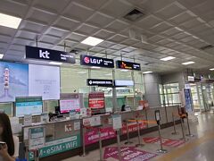 　釜山金海国際空港に到着し入国審査等が終わると、前もって予約していたWOWPASS空港セット (WOWPASSとSIMカード)を受け取るために国際線ターミナル1階3番ゲートSKテレコムカウンターに行きました。なお、WOWPASSにはプリペイドカードと交通カードの機能がある、日本人にとっては便利なカードです。