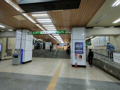 　ここの駅の地下鉄は、地上に出ています。