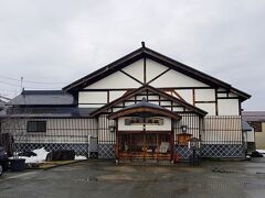 まずは「佐藤養助漆蔵資料館」まで戻ってみます。ここでお昼を食べる予定にもしていました。同じバスだった人たちも同じことを考えていらっしゃいました。