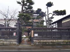 「旧石田理吉家」は通りに面して庭があり、主屋は奥にあるというこの通りでは1軒だけ違った造りになっています。