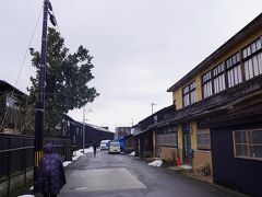 毎月２と5と9のつく日に朝市通りで開かれる朝市は佐竹藩の公認で、約360年前の寛永20年から始まったと言われています。増田城の武士達が日常生活を営むための物資の調達が行われたものでした。この日は2月15日で朝市の日ですが、既に正午なのでほとんどの店は閉まったいました。店じまいしていた魚屋さんのおじさんたちと話が弾んで楽しい時間が過ごせました。ここでも「今年は雪が無くて残念だね。」と言われますが、その顔は嬉しそうです。