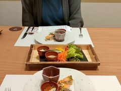 増田町からホテルに戻って、まずは温泉で温めた後は2階のレストランで夕食をいただきます。昨晩に引き続いて個室での食事です。