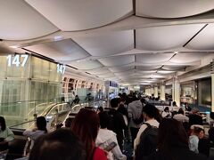 出国は羽田空港第三ターミナルから出発です
香港の旅はキャセイパシフィックのLCCである
香港エクスプレス航空で羽田発となります。
写真は搭乗口前で待っている人の列です

JALや全日空より大分安いので今回初めてですが乗ることにしました
ゴールデンウイークの出発ということで
夜中の2：20発ながら満席でした





