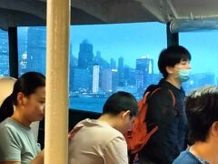 スターフェリーの船内です

中環から尖沙咀に向かっている船内です
香港でオープントップバスを使って市内を観光したい方はツアーを予約しなくても「人力車觀光巴士 （Rickshaw Sightseeing Bus）」という会社から出ているバスに乗ることができます
ペニンシュラホテル近くをスタート地点とする
オープントップバスを使った市内観光をしたいと思い
行ってみました
ネット情報では予約なしで乗れると書いてましたが
実際に行ってみると予約一杯の為、乗ることはできないと
いわれました
中国は5月1日から5月5日まで5連休の祝日（メーデー）の為
香港は各地で観光客で一杯だったので予約は必要でした
残念でした

