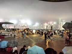 尖沙咀のプロムナード

20時から開始するシンフォニーオブライツを見るために
小雨が降る中で30分前から結構な人が集まっていました

オープントップバスでの市内観光ができなくなりましたので
代わりにシンフォニーオブライツを見ることに変更しました


